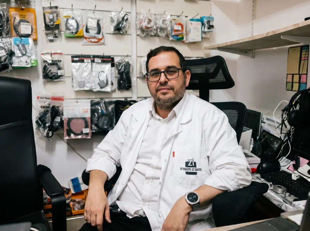 צביקה ברנשטיין במעבדת צי מחשבים ברכסים